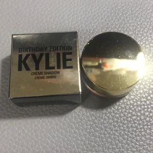 Kylie Cosmetics Birthday Edition creme shadow